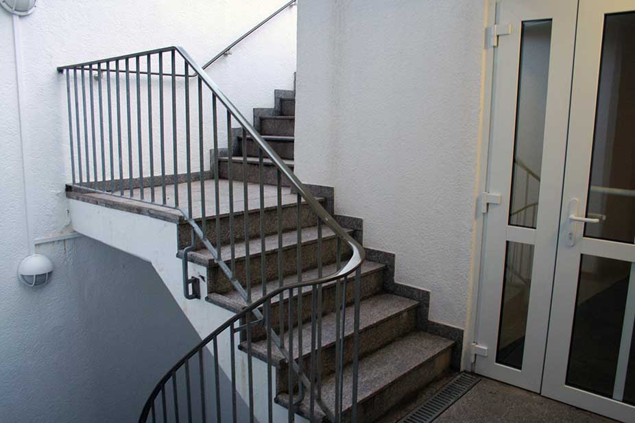 Die Treppe in Haus 1 der Residenz Meeresbrandung Duhnen führt zum Haupteingang mit Fahrstuhl